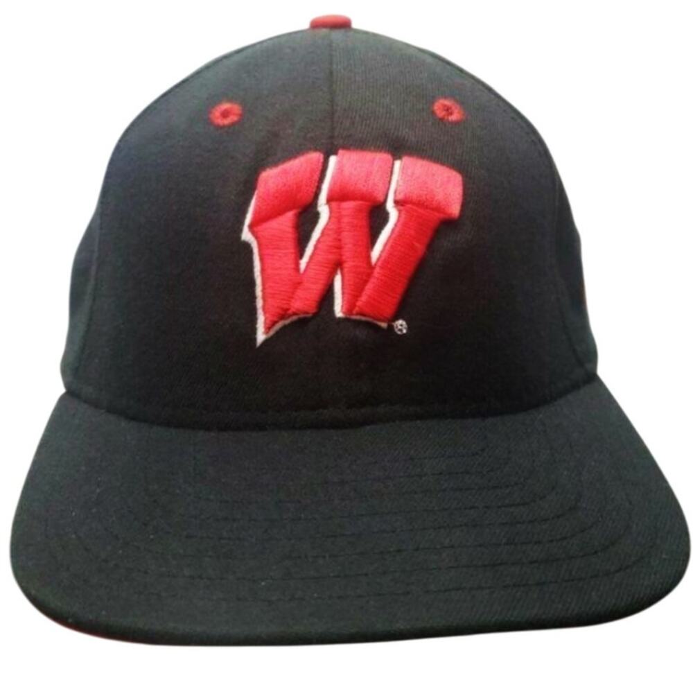 NCAA Zephyr Wisconsin Badgers Baseball Cap Hat Flex Fit Fitted Black Red M / L